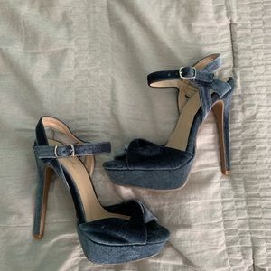 🌞Qupid Blue Velvet Heels, Size 5.5🌞